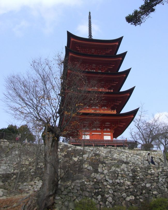 天使の棲む街・広島で金曜日の晩に得意先の方と忘年会をすることになった。どうせならなにか楽しみもないと・・・ということで、一泊して２つの自己満足を果たすことにした。<br /><br />一つ目の目的地「平和公園」に立ち寄り、今度は次の目的地「安芸の宮島」へ向かいます。