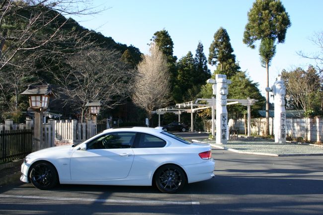 アップロードをするのが半年振りになるでしょうか・・・仕事が多忙で多忙で常に課題が出されていて、プレゼンをする役が私になってしまったことから、今年はフォートラは皆さんのを見て楽しもうと思っていました。もちろんカメラは携帯して、日常レベルの変化は来年時間が出来たときに備えて撮ってはいるのです。こうご期待！！<br /><br />本日ブリスベンのような透き通る青空に誘われて、日高市は高麗神社に家族の健康と私の仕事の成功（大成功ではなく、とりあえずの成功でいいのですが・・）を祈りに行って来ました。この半年で変わったことは、ブリスベンから１年半ぶりに娘が帰ってきたことと、車をE92のCoupeに変えたことくらいでしょうか。そうそう、それから娘が八王子にあるＣ大学に合格したことでしょうか。幸せな日々が続いていたのですが、突然の大量の仕事・仕事。今年さえ乗り切ればまたまたいつも通りのゆっくりペースで生活ができそうです。「も〜う」仕方がないか。なぜならば今年は丑年（うしどし）だから「も〜う」。<br /><br />仕事以外でこれだけまとまった文を書くのも久しぶりで、少し硬い文脈かもしれませんが、お許しを。<br /><br />本日代休のため１日フリーデー。妻と車で３０分程度でいける小江戸・はつかり温泉にリラックスをするために行って来ました。フロントスポイラーをつけるために預けていた愛車が１週間ぶりに我が家に戻ってきた喜びで、くり出したプチ温泉ドライブ。ちまたでは、「ざぶんの湯」で有名のはつかり温泉。大きな樽にたまった水を屋根の上から１０分ごとに流す単純な仕組みに見入ってしまいました。程良くのぼせながら、車に戻り汗を拭いて再出発。目指すは自宅。ナビ通りには運転はしないのに慣れないナビを自宅にセットした。<br /><br />穏やかに一日が終わります。<br /><br /><br /><br />