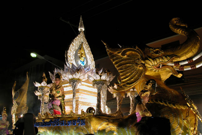タイ政府観光局募集のモニターツアーで、チェンマイへ行ってきました。<br /><br />１日目　成田発　タイ航空<br />　　　　ロイ・クラトン祭り　コムロイと呼ばれる熱気球を上げ、<br />　　　　美人コンテストと山車のコンテストを兼ねたパレードを<br />　　　　見学。ナイトバザールも楽しい。<br /><br />２日目　午　前　：　蘭園とエレファントキャンプ<br />　　　　午　後　：　ニマンへミン通りでショッピング<br />　　　　　　　　　　タイマッサージ１時間<br />　　　　　夜　　：　カントークディナーと伝統芸能と民族舞踊<br /><br />３日目　午　前　：　ドイ・ステープとミオ(モン)族の村<br />　　　　午　後　：　市内寺院めぐりとショッピング<br />　　　　　　　　　　タイマッサージ２時間<br />　　　　　夜　　：　ライブを聞きながらグッドビューでディナー<br /><br />４日目　午　前　：　ニマンへミン通りでショッピング<br />　　　　午　後　：　タイマッサージ２時間<br />　　　　夕　方　：　空港へ　<br /><br />５日目　　朝　　：　成田空港着<br /><br />http://www.thailandtravel.or.jp/cmt/mt-search.cgi?blog_id=2&amp;tag=natuyasai&amp;limit=20<br />タイ観光局のページに旅行記がアップされていたのですが、<br />削除されていました。<br />時間ができたらあらためてアップします。<br />しばらくお待ちください。<br /><br />時期的には、ロイ・クラトン祭りは観光のベストタイミングでおすすめです。<br />