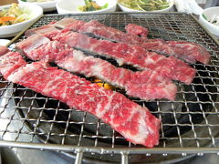 ４７．韓国南部の遊園地と世界遺産を巡る旅　新空港王炭焼カルビ（シンゴンハン ワン グスップル カルビ）の焼肉の昼食