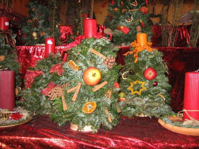 クリスマス時期にヨーロッパに来たからには　ぜひ立ち寄りたかったザルツブルク。<br />以前訪れて大好きになった街です。<br /><br />ザルツブルクのクリスマス市は　とてもおしゃれでした。<br />売っているものも　垢抜けしていて可愛い。<br /><br />繊細なガラス細工や、木の実やフルーツを飾ったリースやアドベントクランツなどうっとりするほど素敵なものが沢山並んでいました。