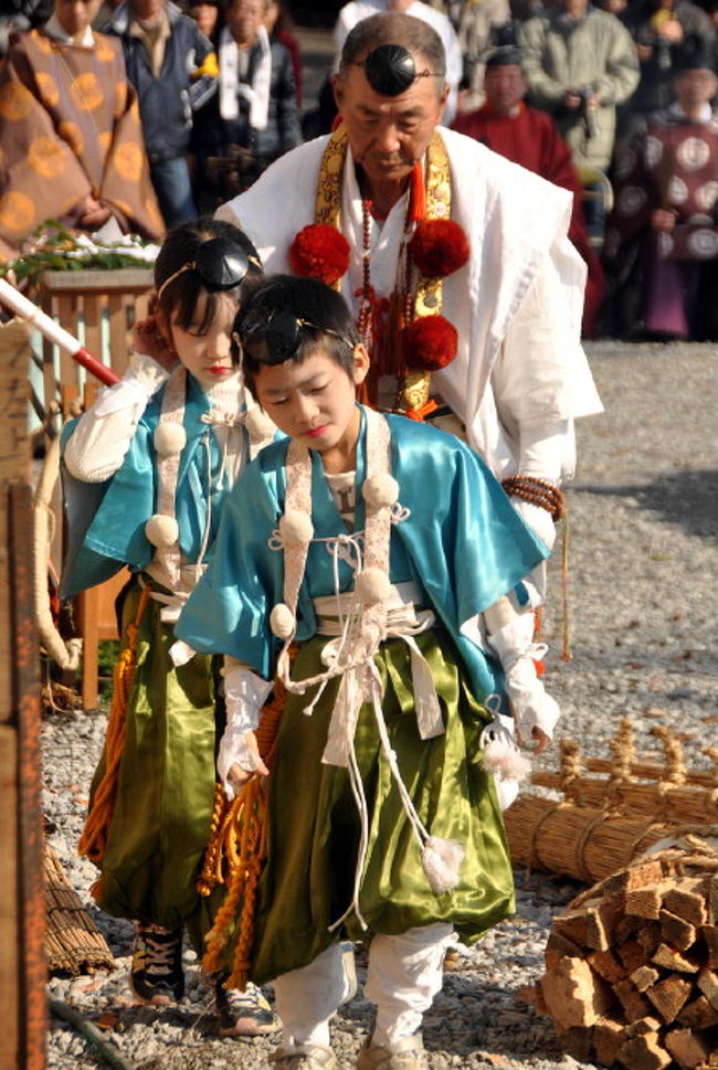 本年第５２周年を迎える太郎坊宮お火焚大祭（おひたきたいさい）　<br />12/6（日）お火焚大祭<br />●時間：10：00〜<br />●場所：太郎坊宮（阿賀神社）<br />●東近江市小脇町2247 <br />●TEL：0748-23-1341（代）<br />この大祭には全国から30万本以上もの願いが書かれた護摩木が奉納される。<br />ヒノキの葉で作られた高さ３?ほどの護摩壇の前で厳粛な儀式が、<br />巫女さんによる湯立て神楽.斧入れの儀..法弓の儀など...<br />聖火斎場に奉迎/最後に護摩壇にたいまつに火が入れられると.<br />（護摩壇に聖火）<br />この火の霊力で罪汚れを払い、家内安全・無病息災なども併せて願います。<br />願いが書き込まれた護摩木が投げ入れられ<br />風のあわりで聖火も勢いよく燃え上がり一面の煙りとすすが観衆へ<br />暫くしてから.東側に...<br />火渡り神事が行われ、参拝者は修験者に導かれながら火の上を進み、<br />善男善女が「太郎坊さん」に願いを託す..奉納者の罪とけがれを取り.新たな年を迎える<br />神道護摩としては、日本随一の規模を誇るといわれています。<br /><br />昼なので勝運うどんや、おみやげ物など買う予定ですか。<br />デジイチの調子悪く車に戻れば..再度本殿へは..長い長い階段から断念<br /> よって、50人の山伏たちが裸足で次々と火渡りを披露を目にせず・<br /><br />追伸<br /><br />京都鞍馬山の次郎坊の兄、太郎坊天狗が守ると言われる、<br />「太郎坊さん」で親しまれる勝運授福の杜。<br /> 参道から740段登るとたどり着く本殿の前には多くの巨石がある。<br />中でも悪心のある者が通ると、挟まれてしまうという「夫婦岩」は圧巻。<br />本殿前から眼下に広がる蒲生野一帯がすばらしい眺める。<br />阿賀神社といい、7世紀の創建とされている。<br />赤神山の中腹にあり、一帯は巨岩、怪岩が多く原始信仰の磐座の名残をとどめている。