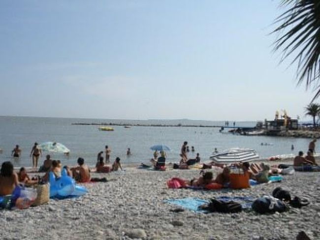 この夏休み、2週間休みを取り、スペイン1週間~イタリア1週間の旅行へ行ってきました。その間に、移動のため、ニースに寄りました。宿泊がニースでしたので、夕方、モナコにもドライブへ行ってきました。モナコは、別の旅行記に分け、まずは、ニースです。ホテルへチェックインした後は、ビーチへ。ホテルは、プライベートや出張で良く利用するチェーン。逆に言うと、チェーン店なので、下手に予約して外れる心配はありません。最低限のレベルは保たれているはずだし、フランス語が話せませんが、英語が通じるはずです。写真は、午後3時過ぎですが、まぶしかったです。噂通り、トップレスの女性がいましたが、思ったほどではありませんでした。ビーチは、清掃が行き届いていて、きれいでしたが、海の中はそこそこ。去年行ったバリや、7月に行ったマルタに比べると・・・ホテルは、いつものチェーンなら、リーズナブルなのですが、観光地だけあって、普通の2倍の料金。1部屋200ユーロを超えましたので、3万円近く(普段は100ユーロくらいで探しています)。でも、仕方ありませんね。観光地の4人部屋ですから。他のホテルも高かったです。ただ、腹が立ったのは、フロントスタッフの態度。普段、このチェーンは、フレンドリーで良い方ばかりです。先月末に出張で、パリ郊外のホテルに泊まった時なんか、レストランのギャルソンが、「オイシイデスカ?」と話しかけてくれて、びっくりしました。「オイシイデスカ?」が、フランス語か英語で話しかけられたと思い込んでいたので、理解できず・・・よく考えたら、日本語でした。実は、パリ郊外のホテルは、私以外は、別の出張者と6月にも泊っていて、私のことを覚えていてくれたみたいです。びっくり!!!話を元に戻して、ビーチの後は、せっかくですから、モナコへ行ってみました。その話は、別の旅行記で。続く・・・