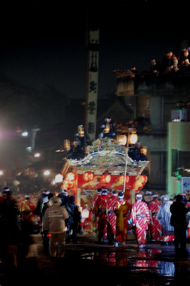 西武線沿線で生まれ育ったにもかかわらず秩父の夜祭は初めてでした。毎年気のはしていたのですが、「寒い」「混雑している」「レッドアローの切符が取れない」と言う理由から敬遠していたこともありました。対応策として「観覧席を予約する」「レッドアロー号を予約しておく」「ユニクロでヒートテック下着を買う」としました。観光局のＨＰから観覧席を予約しましたが第一希望のＡ席は外れ、第二希望のＣ席が取れた通知がありましたのでチケットは確保できました。それ11月上旬の事で、レッドアローのチケットを買いに行くと午後8時過ぎ以降の特急券は売り切れでした。行く前に思い通りになったのはユニクロだけでした。<br />観覧席で団子坂の屋台を観るには早くても午後10時半以降の特急券が必要なので、前日の２日の午前中に特急券をキャンセルに行くと午後10時半以降のキャンセル特急券が換えられました。天気予報が雨だったせいか旅行会社からのキャンセルがでたようです。観覧席のＣは5,000円の価値は全くありませんでした。多分この夜の秩父市内で唯一花火が観られなかった人はここにいた我々だけでしょう。来年リベンジは考えていますが、多分前日の２日の午前中から夜の花火を観て帰る事になりそうです。