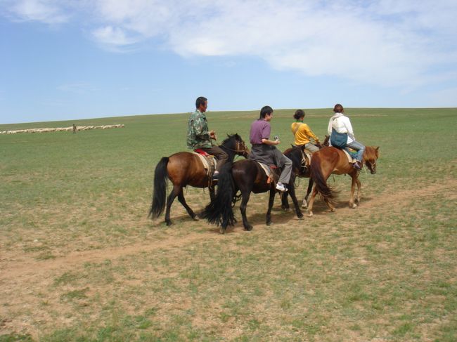 モンゴルに行くつもりが、間違えて中国・内モンゴル自治区に行ってしまいました。<br /><br />でも、今回の目的は“馬に乗る”だったので目的達成です(#^.^#)<br /><br />普通のツアーではできない体験をしました。<br />