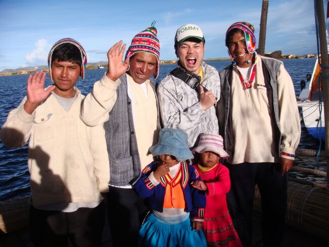 (6日目)<br /><br />ぺルー旅行に行くのに、マチュピチュとチチカカ湖は絶対に行きたいと思ってました。<br /><br /><br />そのチチカカ湖には、クスコから、ラ・ラヤ峠4335mを経由して、プーノ3800mへ、船でチチカカ湖へ。<br />チチカカ湖(ウロス島)トトラで作られている、浮島に行く。<br /><br /><br /> 7:00 クスコを出発する <br /> <br /> ラ・ラヤ峠<br /><br /> シユスタニ遺跡 <br /><br />14:00 プーノに到着<br /><br /> チチカカ湖(ウロス島) <br /><br /> 『リベルタドール・イスラ・エステべス』ホテルに宿泊<br /><br />翌朝、プーノからフリアカ空港に行き、クスコ経由でリマに向かう。<br /><br /><br /><br />(ペルースケジュール)<br /><br />1日目 成田→ロサンゼルス<br />2日目 リマ<br />3日目 リマ→クスコ<br />http://4travel.jp/traveler/3009360/album/10506431/<br />4日目 クスコ→マチュピチュ<br />http://4travel.jp/traveler/3009360/album/10521860/<br />5日目 マチュピチュ→クスコ<br />http://4travel.jp/traveler/3009360/album/10313837/<br />6日目 クスコ→プーノ(チチカカ湖)<br />http://4travel.jp/traveler/3009360/album/10408853/<br />7日目 プーノ→フリアカ→リマ→ナスカ<br />8日目 ナスカ→リマ→ロサンゼルス<br />http://4travel.jp/traveler/3009360/album/10416934/<br />9日目 成田<br /><br /><br />