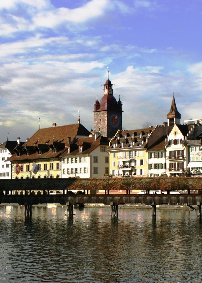 チューリッヒ滞在３日目。<br />旅行の最終日は、古都『ルツェルン』を訪ねることにしました。<br /><br />アルプスの青い峰々と澄んだ湖、湖畔の白い教会を囲む中世そのままの街並み。<br />ルツェルンは、誰もが思い描く『スイスの町』の風景をそのまま見せてくれます。美しさでは、世界遺産に登録された『ベルン』にも引けをとらないのではないでしょうか。<br />町の大きさも、徒歩で周るにはちょうどよく、石畳の旧市街から岸辺まで、ゆっくり歩き回っても半日とはかかりません。<br />チューリッヒやベルンからも近く、観光客には人気の町です。<br /><br />午後は偶然、『エンゲルベルク』というアルプスの山あいの村へへ行くことになりました。名峰『ティトゥリス』への登山基地として有名なところだったようですが、そのときは知識も情報もなく、ティトゥリス山頂へ行く“ゴールデンルート”とは別のゴンドラに乗ってしまったようです。よく調べないで行くと、時どきこういうことが起こります。勿体ないことをしました。<br />それでも、旅の終わりに思いがけない“アルプス気分”を味わうことができて、そこそこ満足しました。<br /><br />翌日は、チューリッヒ空港から成田に帰ります。<br /><br /><br />