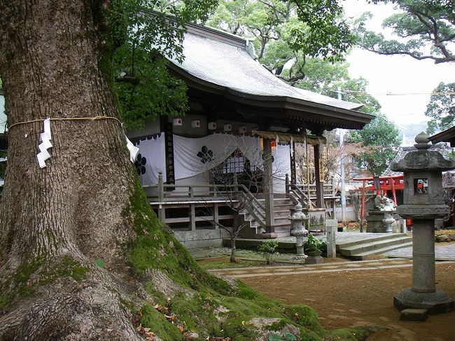 長崎くんちで有名な諏訪神社の近くに松森（まつのもり）神社という天神様を祀ったお宮があります。さらに歩いて15〜20分のところにザボン発祥の地の西山神社があります。<br /><br />諏訪神社は広くて大きくて圧倒されますが、松森神社や西山神社は落ち着いた雰囲気です。そして意外に見どころ多し。(^^)v<br /><br />この日は、風がなく、小雨が時折りパラパラといったお天気でしたが、12月にしては寒くなく、閑静な境内はしっとり感の漂う神社日和でした。<br />