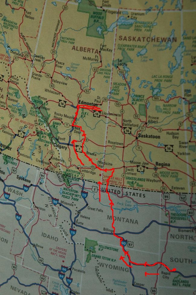 ↑赤い線が走行ルート↑<br /><br />2001年8月12日から3日間かけて、<br />アメリカのワイオミング州とモンタナ州を<br />通って、カナダサスカチュワン州に入り<br />カナダに入国する。<br /><br />〜2001年8月14日〜<br />カナダのサスカチュワン州から<br />アルバータ州に入り、ドラムヘラーへ行って<br />レッドディールを通って北上して<br />エドモントンに到着した。<br /><br />エドモントンには、6日間滞在して<br />2001年8月20に再び旅立つ！<br />向かう先は、カナダのノースウェスト準州<br />北極圏イヌビックの町へ向かう。<br /><br />※この期間の写真があまり、見つからず<br />　この旅行記の写真は少ないです。