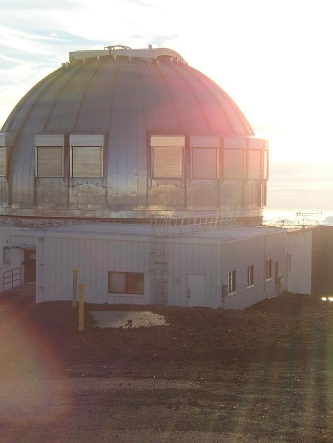2003年にハワイ島に行き<br />その日にマウナケアの夕日と星観測ツアーを<br />頼んでツアーに参加することができる事が出来たのですが・・・<br />満月だったため星は全滅だったのですが・・・<br />夕日がとてもきれいだったので<br />その写真を載せます。<br />