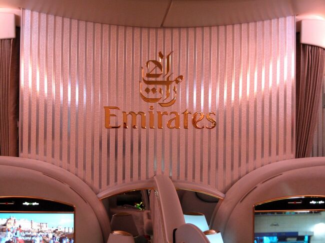 Emirates to Launch A380 Service to seoul！<br /><br />就航日の前日にエアバスからデリバリーされたばかりの新品ほやほやな機体。<br />機体番号：A6-EDF。←Fということで、エミレーツでは６機目のＡ380です。<br />前回９月に搭乗した５機目から窓のシェードが電動になっていたのですが、こちらはさらに、ファーストのソーシャルエリア裏のbulkhead（↑の画像）やシャワースパ兼ラヴァトリーのドア付近などがメタリック仕様でピッカピカッ！ってな感じでした。<br /><br />前回９月に搭乗したＥＫ Ａ380<br />http://4travel.jp/traveler/geronimo/album/10383020/