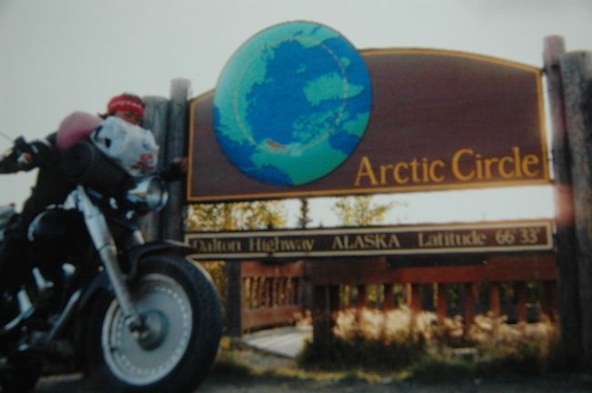 ↑アメリカのアラスカ州北極圏へ↑<br />2001年8月28日から9月4日まで<br /><br />　〜2001年8月28日〜晴れ<br />Dempster Hwyを走破して、ユーコン準州の<br />ドーソンクリークを立ち寄ってから<br />アメリカアラスカ州へ向かった。<br />ユーコン川を渡し舟で渡り、カナダとアメリカを繋ぐ道<br />9号線をはしる。別名ワールドトップハイウェイとも言われる<br />景色の眺めが、良い道路でもあるがダートなので<br />雨天時は避けたい道でもある。<br />アメリカへ入国して、アラスカ州へ<br />道路脇の空き地でテントを張り野宿した。<br />　〜2001年8月29日と30日〜曇りのち晴れ<br />この日は、アラスカハイウェイで北上して<br />フェアバンクスへ向かう。<br />日中の最高気温は、13℃で北極圏の寒さに比べれば<br />たいした寒さでは、無かった。<br />フェーバンクスの安そうなモーテルを探して<br />1泊35ドルのところに2泊する事にした。<br />　次の日、フェアバンクスのハーレーのお店に行き<br />パーツやエンジンオイルなどを購入して、洗濯や洗車をしたり<br />バイク整備など明日のアラスカ州北極圏へ向かう準備を行った。<br />北極圏に通じる道ダルトンハイウェイは、前面ダートであるが<br />走りやすいダートらしいが、先の事は何が起こるか<br />わからないのでフェーバンクスの教会に行き<br />不必要な荷物を預けて、出来る限りバイクに負担のかからない<br />荷物の量にして、いよいよ明日フェアバンクスを発つ。<br />　〜2001年9月1日〜<br />この日は、モーテルをAM11時にチェックアウトして<br />教会で知り合った、ホンデュラス出身のダグラスさんに<br />ビックマックをおごってもらい。英語と知っているスペイン語をおり交ぜながらいろいろ会話して、<br />　腹ごしらえした後、ダルトンハイウェイに向かう<br />エリオットハイウェイから舗装道路からダートに変わる<br />周囲の景色も少しずつ変わり、木々が黄色に紅葉していた<br />Livengoodからダルトンハウェイで、北へ向かう<br />　石油パイプライン沿いを北へと向けダートを走る。<br />道路工事区間以外は、オンロードのバイクでも走りやすい<br />日が落ち始める頃から気温が下がり、北極圏に近づくにつれ<br />走りにくく寒くなり、指先が冷えて痛い。<br />周りの景色が紅葉して、綺麗なのが唯一の励みだった。<br />ついに、アラスカ州の北極圏へ突入する<br />前面ダートだと思っていたが、一部の区間で舗装道路にかわり<br />舗装道路に感謝しながら北へ向かって、コールドフッドに到着。<br />日が沈みかけるPM11時半ごろ、気温5℃の中テントを張って<br />キャンプをするが、寒すぎるので自炊はせずにレストランで夕食<br />夜になり、オーロラが見えるか夜空を見上げたが<br />満点の夜空で、オーロラを見ることはできなかった。<br />流れ星をいくつか見たあと、シュラフに潜り込んだ。<br />　〜2001年9月2日〜晴れのち曇り<br />コーヒーとマフィンを食べてから<br />ビストロインフォに立ち寄り、この先の道路状況を聞くと<br />ハッピーバレーから38マイル（約64ｋｍ）区間<br />道路工事のため閉鎖しているようで、<br />明日は、通行可能との情報を手に入れてから<br />アラスカ州北極圏ダルトンハイウェイを北へ向かう<br />曇り空になり標高が上がり、アティガン峠を越えたところから<br />日中の気温が一気に４℃になり、道も悪くなり<br />凹凸のあるゴツゴツとした路面になった。<br />　峠を越えて40km走ったところで<br />湖が見えてきた。今日の目的地Calbraith Lakeだ<br />明るい時間にテントを張って、自炊する。<br />この日は、明日に備えPM9時に寝る<br />　<br />