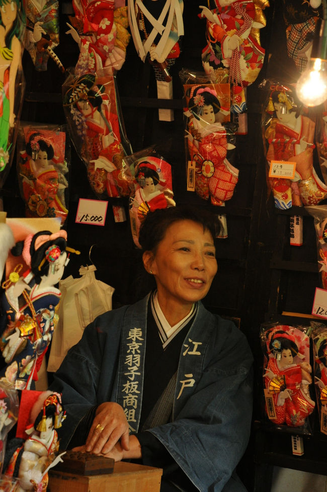 浅草・羽子板市の初日に教室の撮影会で行ってきました。<br /><br />今まで浅草というと浅草橋や合羽橋へ行ったついでに仲見世を往復するぐらいで終わってしまっていたので、今回は浅草寺の周りをゆっくり歩いて、羽子板市という大きなイベントも見られると何日も前からわくわくしていました。<br /><br />街角や人の仕草、そこかしこに下町の雰囲気を感じます。<br /><br />TVで見ていたお店を路地裏に見つけて、あ〜これこれ!と一人ではしゃぎながらの散歩でした。<br /><br /><br />羽子板市<br />2009.17-19<br /><br />浅草寺<br />http://www.senso-ji.jp/