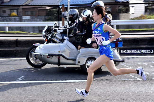 今年は、全国で最後のよさこいが全国から岐阜.瑞浪でバサラカーニバル<br />過去２年間..バサカニに..バッティングしたが、<br />今回は.来週がバサカニのため..ぎふ女子駅伝にカメラにて参戦。<br />■■第29回～ぎふ女子駅伝～を追う◆◆（3）後半のエース5区間<br />穂積大橋から大垣へ....そして大垣から穂積大橋に向かって五区<br />ワコール方と少し話して.バス15台で岐阜.師走美濃路に乗り込んで<br />九電工は、垂れ幕で応援で走者が見えず..ワコールの方にいいポイント<br />教えて頂いて..五区に万全を期して.力走の選手に....<br />新揖斐川橋など激しいアップダウンの後は約４キロの平たんな道となり、<br />持久力とスピードの双方が試される。<br />優勝候補に挙げられていたホクレンは、８位に終わった。<br /><br /><br />■■第29回～ぎふ女子駅伝～を追う◆◆（1）イベント.スタート<br />http://4travel.jp/traveler/isazi/album/10409505/<br /><br />当日の長良川競技場では、イベントとして<br />2009年12月13日(日) 12時00分スタート<br />華やかに 女子陸上界のトップランナーが初冬の美濃路を駆け抜ける<br />１区は競技場からＪＲ岐阜駅南口の加納新本町バス停までの<br />６・６キロで、平らな道のりが続く。<br />コースは長良川競技場を発着点とする<br />（長良川競技場・・・・大垣市総合体育館・・・・長良川競技場　42.195km）<br />６人のランナーがたすきをつなぐ。<br />沿道には３０万人を超える皆さんが声援を送る・・・<br /><br />■■第29回～ぎふ女子駅伝～を追う◆◆（2）スターの登場３区<br />http://4travel.jp/traveler/isazi/album/10409623/<br /><br />花の３区は、国道２１号を西へ疾走するコースで、<br />穂積大橋や新揖斐川橋など１０メートルを超える高低差がいくつもあり、<br />アップダウンに耐えられる走力が求められる。<br />花のエース区間の３区で１２人を抜きした、ワコールの福士加代子が区間新<br />駆け引きを見るのも面白い...熱い戦いが繰り広げられます。<br /><br />第1区 6.6km　　　　長良川競技場～加納新本町バス停<br />第2区 3.3km　　　　加納新本町バス停～岐阜県庁<br />第3区 10.0km　　　　岐阜県庁～大垣市林町<br />第4区 4.1km　　　　　大垣市林町～大垣市総合体育館<br />第5区 11.6km　　　　大垣市総合体育館～陽南中学校<br />第6区 6.595km　　　　陽南中学校～長良川競技場<br /><br />主　催　　　日本実業団陸上競技連合<br />共　催　　　毎日新聞社・TBS<br />後　援　　　(財)日本陸上競技連盟、岐阜県・岐阜県教育委員会、　　　　<br />　　　　　　岐阜市・岐阜市教育委員会、大垣市・大垣市教育委員会、　　　　<br />　　　　　　瑞穂市・瑞穂市教育委員会、安八町・安八町教育委員会　<br />運営協力　　岐阜陸上競技協会、中部実業団陸上競技連盟<br />協　賛　　　スズキ株式会社<br />追伸<br />2007～ぎ ふ 女 子 駅 伝～<br />http://4travel.jp/traveler/isazi/album/10205146/