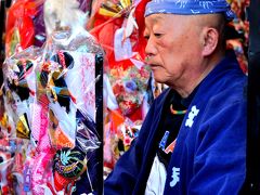 師走の風物詩と言えば、浅草、浅草寺の羽子板市　（┰_┰）