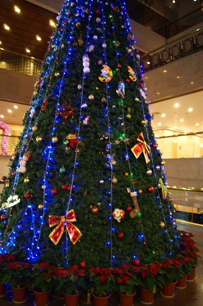 12月がやって来ると、先ず楽しみはクリスマスです。クリスマスがやって来ると、教会に出掛けたり、プレゼントをもらったりして楽しいものでした（子供の頃のことです）。今中国にいて、あまりクリスマスらしい雰囲気も楽しさも味わうことはできません。<br /><br />デパートや商店、ホテル等ではきれいにクリスマス・デコレーションが飾られていますが、これはほんの一部で、周りの人に「クリスマスって何？」と聞いても、あまりよく知らないようです。<br /><br />教会ではクリスマスは24日、25日に祝われますが、その直前の日曜日はクリスマス・サンデーということで、特別礼拝やさまざまなイベントが行われます。今年は20日がクリスマス・サンデーで、前に一度訪れたことのある蒼霞基督教堂へ出掛けてみました。