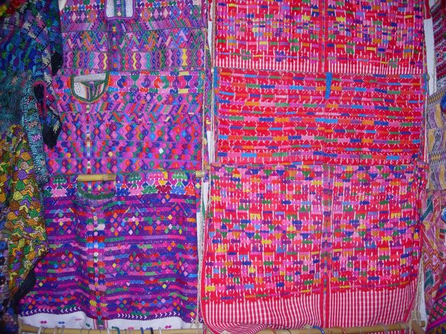 アンティグア織物博物館30Qにはガアテ各地の織物、美しいウィピルが展示されている。パカヤ火山ツアー50Q＋入山料40Qも楽しい。