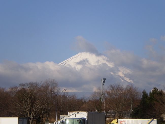 「冬のよさこいソーズラ祭り」を見てきました。<br />「とっておき冬花火大会」も同時開催です。<br />朝、天気は最高、ついつい道中の富士山を見ていて、厚木で降りるのを富士山見たさで御殿場まで東名を走ってしまいました。<br />伊東温泉の冬の「よさこいソーズラ祭り」を見て同時開催の「とっておき冬花火大会」を見ました。花火は今一です。熱海花火大会を見てしまいましたので、？<br />今回は、富士山がきれいに見れましたよ！最高！！