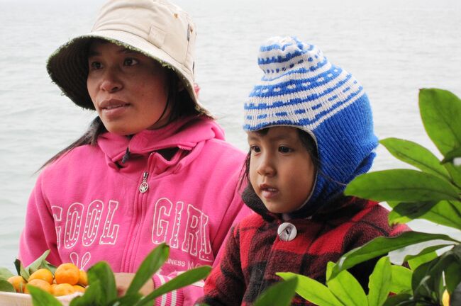 2009冬、ベトナム旅行記3(3/36)：12月18日(1)：ハロン湾のホテル、ホテルからのハロン湾、水上生活者の小舟