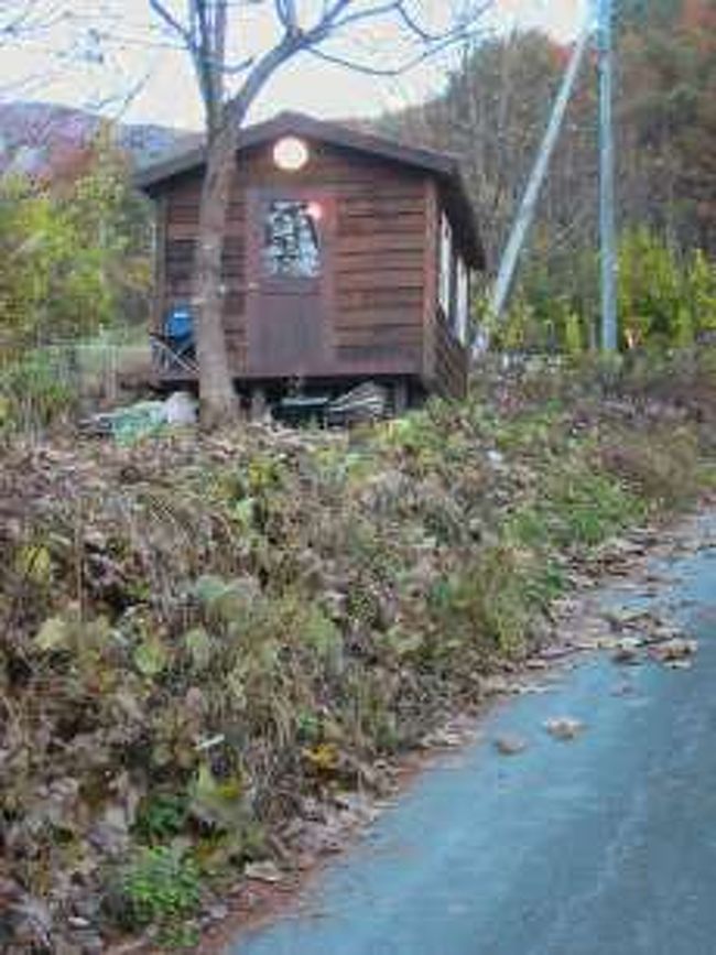 南アルプスのふところ、長野県高遠町の山あいに小さな土地を買いました。<br />周りにはほとんど人家がなく、雑木林に囲まれた静かなところです。敷地内には沢が流れています。<br />契約当日、さっそく現地にテントを張り、一晩過ごしました。<br />テーブルとイスを組み立て、一杯やっていると月が出ました。<br />その夜は、遠くに鹿の鳴声を聴きながら眠りにつきました。<br />僕はこの小さな場所を韓国の名勝にちなんで「ソラクサン(雪岳山）」と命名しました。<br />そのうち小さな小屋を自分で建てるつもりです。<br /><br />（この文章は、2002年に長野に土地を取得したさい綴ったものを転載しました。その後、セルフビルドで小屋をひとつ建てました。その顛末は下記ウェブ版で）<br /><br />http://homepage3.nifty.com/tranquility/tq/cb/country.htm