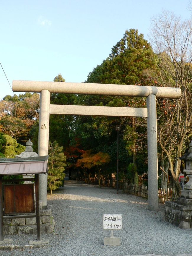 水無瀬神宮（みなせじんぐう）は、大阪府三島郡島本町にある神社で後鳥羽天皇（ごとばてんのう１１８０−１２３９年）・土御門天皇（つちみかどてんのう１１９６−１２３１年）・順徳天皇（じゅんとくてんのう１１９７−１２４２年）を祀っている。水無瀬神宮は、後鳥羽天皇の離宮水無瀬殿の跡に建立されたもので承久の乱（じょうきゅうのらん・１２２１年）に敗れ隠岐に流され、失意の中で隠岐で崩御した後鳥羽上皇の遺勅に基づき、１２４０年に藤原信成（１１９７−１２６２年）・藤原親成親子が離宮の旧跡に御影堂を建立し上皇を祀ったとされる。後鳥羽上皇の最期は寂しいものだったが離宮水無瀬殿滞在時には見わたせば山もとかすむみなせ川　　　　ゆうべは秋となにおもひけむ（後鳥羽院 新古今和歌集）水無瀬の離宮から見渡せば、山麓は春霞で水無瀬川の夕暮は何とも言えない風景だ。と優雅な和歌を残している。谷崎潤一郎（たにざき じゅんいちろう１８８６−１９６５年）も後鳥羽院の和歌を好んで水無瀬神宮を参拝し、名作「蘆刈」を創作している。境内には、大阪府下で唯一｢名水百選」に選ばれた｢離宮の水｣がありたくさんの人たちが並んで水を汲んでいた。谷崎潤一郎にちなんで「蘆刈りの水」と呼ばれている。神門は、桃山時代（１５９２−１５９６年）の薬医門造で石川五右衛門（いしかわ ごえもん：生年不詳−１５９４年）が祀られた名刀を盗みに入ろうとした時に残した手形と称するものがある。水無瀬神宮の神宝である大刀を盗もうとしたが神威に打たれ、一歩も門内に入れずに手形だけ残して立ち去ったと伝わっている。神威とは隠岐で無念の最期だった後鳥羽上皇の怨念だったのかもしれないと思った。（写真は水無瀬神宮）