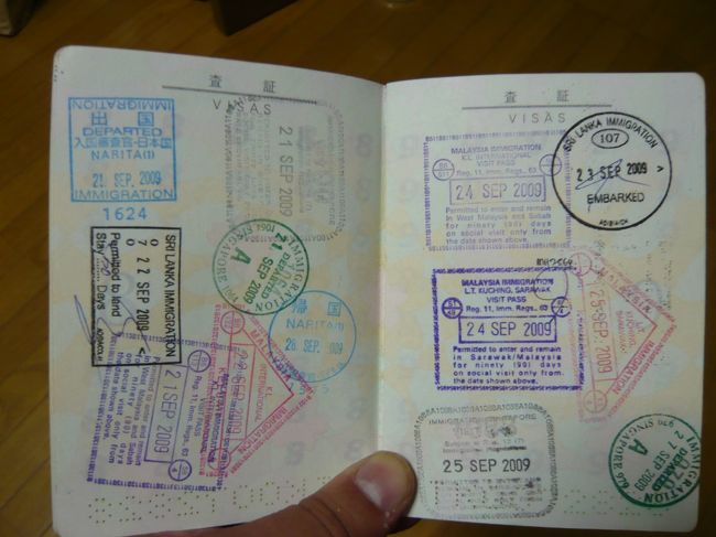 いよいよラストです。 <br /><br />誰が８日間の旅行で55回分もの日記を書くんだ！って <br />お叱りを受けそうですが、終わりを迎える前に次の旅が <br />始まりそうなので、ここで終わりです。 <br /><br />さて、今回はパスポートを更新して新しいICチップ入りの <br />パスポートを持っていきました。 <br /><br />3カ国の回りましたが、見開き2ページがいっぱいになって <br />しまいました。 <br /><br />左ページ右上：日本の出国スタンプ <br />左ページ中上：1回目のシンガポール入国スタンプ <br />左ページ右中：スリランカ入国スタンプ <br />左ページ中中：1回目のシンガポール出国スタンプ <br />左ページ右下：1回目のマレーシア入国スタンプ <br />左ページ中下：1回目のマレーシア出国スタンプ <br />左ページ中下：日本の入国スタンプ <br /><br />右ページ左上：2回目のマレーシア入国スタンプ<br />（クアラルンプール） <br />右ページ右上：スリランカ出国スタンプ <br />右ページ左中：2回目のマレーシア入国スタンプ（クチン） <br />右ページ右中：2回目のマレーシア出国スタンプ <br />右ページ左下：2回目のシンガポール入国スタンプ <br />右ページ右下：2回目のシンガポール出国スタンプ<br />
