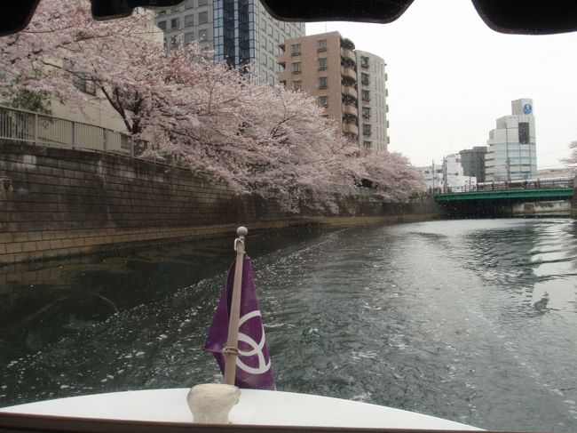 江戸の町づくりと共に発展していった東京の川や運河。<br />沢山の船が行交い、物流ルートの要として使われていました。<br /><br />そんな水辺が、高度成長期のモータリゼーションの発達から使われなくない、新たな役割として、生活排水やゴミの運搬路に使われるようになりました。<br /><br />その結果、水質汚染が進み誰も近づかない水辺へと変貌してしまったのです。<br /><br />そんな、私たちが暮らす東京の水辺が、現在どのように変化し、どんな役割をしているのか、実際にボートで巡りながら、歴史・街づくり・環境について学ぶNPO法人あそんで学ぶ環境と科学倶楽部が主催している「都心の水辺でエコツアー」の体験記。<br /><br />詳細は公式サイトから<br />http://www.enjoy-eco.or.jp 