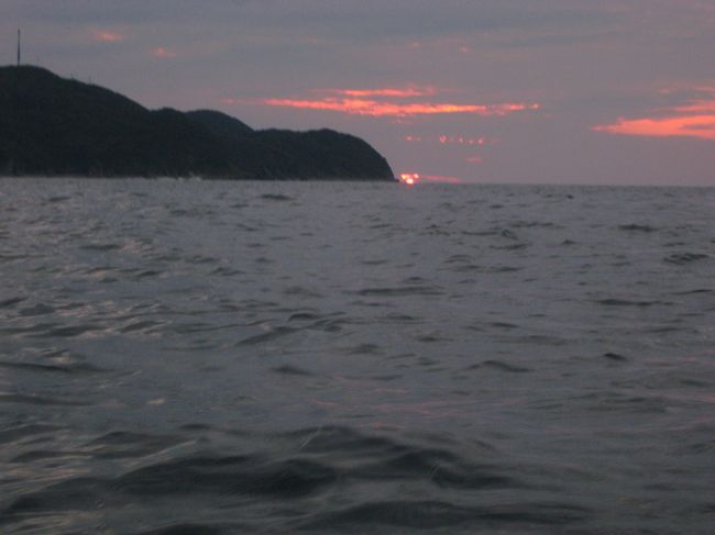 ぷかぷかと海に浮かんで野間半島に沈む太陽を眺めるのは最高