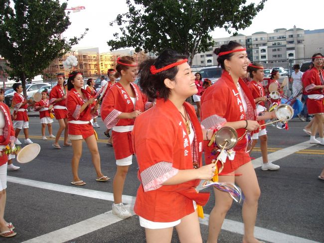  職場の慰安旅行で訪れた、リトル東京で偶然にも２世週祭に遭遇しました。リトル東京は３度目の訪問でしたが、年々黒人浮浪者が増加し、治安の面でも悪化しているという現状を知り、一抹の寂しさを感じました。<br /> 反面、その中で遭遇した「二世週祭」はインパクトがあり、別の意味で良い思い出となりました。<br /> その二世週祭ですが、ロサンゼルスのリトルトーキョーで毎年8月に催される祭で、1ヶ月間以上にわたる盛大なものだそうです。各イベントには南カリフォルニア地域の多くの人が集まり賑わうそうですが、現在では日系アメリカ人文化・歴史を祝う、一般的なお祭りとなっているようです。<br /> 尚、当日は「キョウト グランド ホテル アンド ガーデンズ（前ホテルニューオータニ）」に宿泊しました。<br />