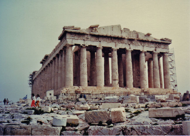 1986年の春、初めての海外旅行先に選んだのはヨーロッパ<br />ギリシャ、イタリア、フランスの3か国<br />今から20年以上前・・・<br />ヨーロッパまで飛行機の直行便がなくて、アンカレッジ経由の北回りか、東南アジア経由の南回りかの路線しかなかったと思います。<br />行きは南回りでアテネまで約27時間かかりました。<br />最初の訪問国はギリシャです。