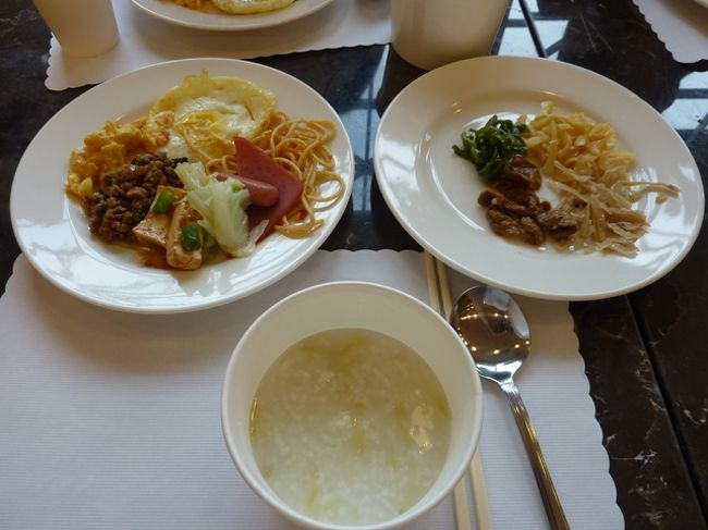 台湾に来て初めてホテルでの朝食！！<br />（台北のホテルは朝食無）<br /><br />いろんな種類があってめっちゃ満足～♪<br /><br />おなかいっぱい食べました(^o^)丿