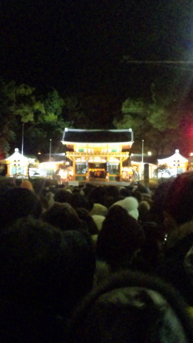 八坂神社入口。手前は入場待ちする人々です。