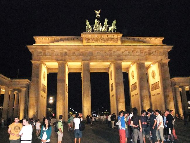 2009年も大好きなベルリンへ！<br /><br />世界陸上真っ最中のベルリンへ。<br />2009年はベルリンの壁崩壊20周年。<br /><br />行きたいところ、やりたいところ全部行ってきました。<br />でもまだまだ行きたいベルリン♪<br /><br />ベルリン一人旅、<br />２日目の後半です。<br /><br />出来たばかりのDDR博物館も行きました♪<br />もう大好きすぎて長居。<br />”オスタルジー”大好きです！！