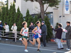 ２０１０年１月２日　伊豆からの帰宅途中、第８６回箱根駅伝４区で、選手を応援しました。