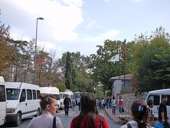 2009.10ギリシア・トルコ旅行37-道に迷い，女子学生に助けてもらう，Eminonuへ