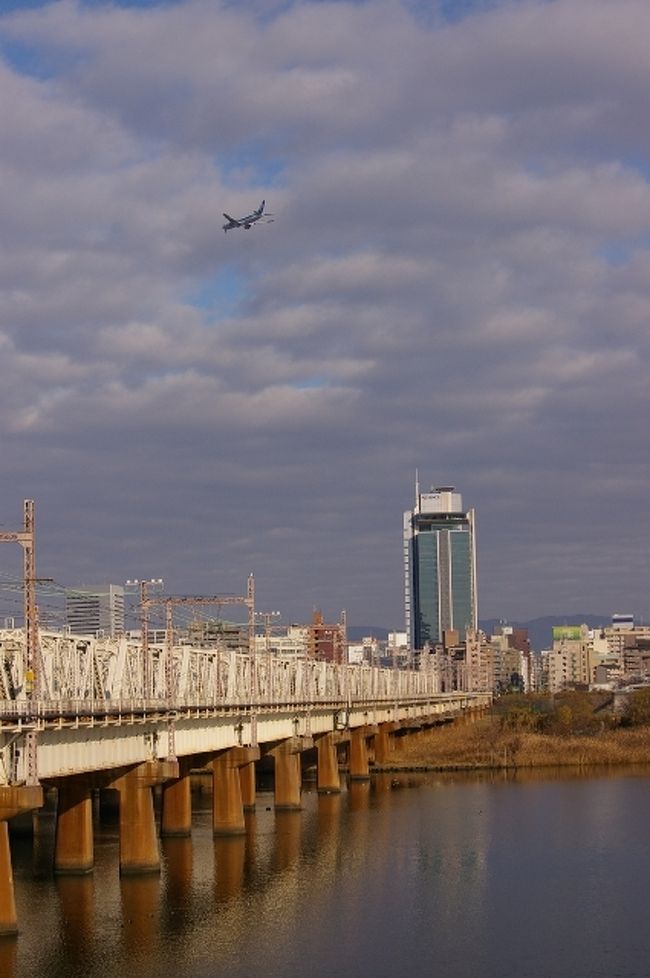 一晩 明けて いよいよ トワイライトエクスプレスへと<br />初乗車の日。 ちょうど デビューから20周年の記念の年。<br />そんな 記念の年に 初乗車。 トワイライトエクスプレスは<br />大阪駅を12：03に出発し 翌朝 9：52に 札幌へと 到着。<br />21時間49分の旅です。<br /><br />その前に お昼まで 時間がありますので、何処かへ<br />行こうにも時間が足りなさ過ぎるので 今度は 空テツを<br />同時に 満喫出来る 淀川鉄橋へと 撮影に行ってきました。<br /><br />タイミングが 良いと 淀川鉄橋を渡る 電車と 飛行機を<br />絡めて撮影が出来る場所です。 <br /><br />では トワイライト出発までの間の ひと時を 綴っていきます<br /><br />表紙の写真が 今回の撮影場所の全景です。<br />よーく見てください 伊丹への最終アプローチの機影が<br />見えます。　<br /><br /><br /><br /><br /><br /><br /><br />