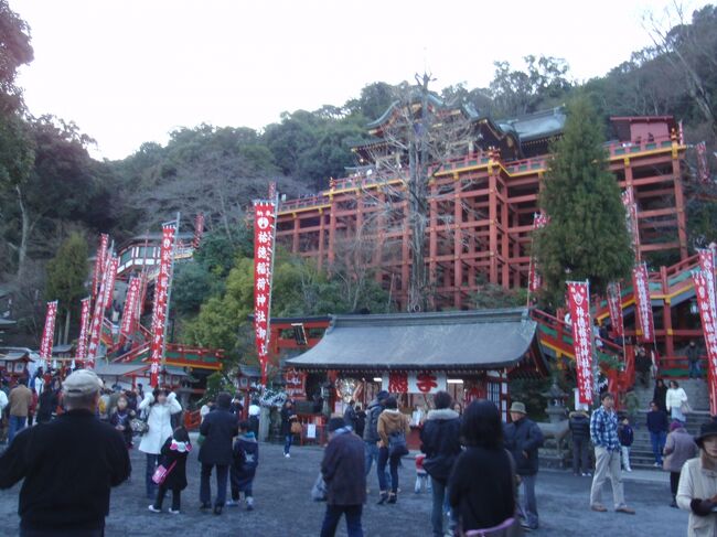 日本三大稲荷の祐徳稲荷神社に行ってきました。持っているお札の返却と新しいお札を買いに行きました。そのお守りは、馬が９頭、お札に書いてあり、何でもうまく行くお守りとのこと。神様、これって駄洒落ですか？？？<br /><br />初詣の人でたくさんの人が居てお祭りのようでした。