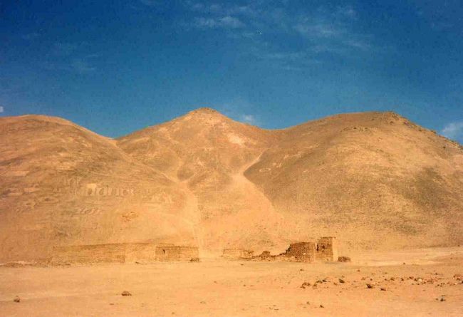 チリには1997年2月~1999年3月の2年間滞在していました。<br />古い写真をスキャンして「旅行記」としています。<br />仕事で滞在していたので、どれも、週末や祭日を利用した首都のサンチャゴ起点の2泊3日~3泊4日程度の小旅行です。旅程順ではなく地域別にまとめてみました。<br />情報はその当時のものですし、長期滞在していたからこその旅行スタイルもあります。<br />これからチリ旅行を計画している方々には、お役に立たないと思いますが、見ていただければうれしいです。<br /><br />(イキケ編)<br />今回は一人旅。<br />サンチャゴから空路イキケ入りして、海辺のホテルに2泊連泊。なか日に「ハンバーストーン、ピカ温泉のツアー」に行こうと計画しました。<br /><br />到着後2~3のツアー会社に当たるも「人数が足りないので、明日は催行するかどうかわからない」というつれない返事。<br /><br />やっと夕方ホテルに「実施します」の電話が入りました。<br />予備日なんてなかったので本当に良かったです。<br />