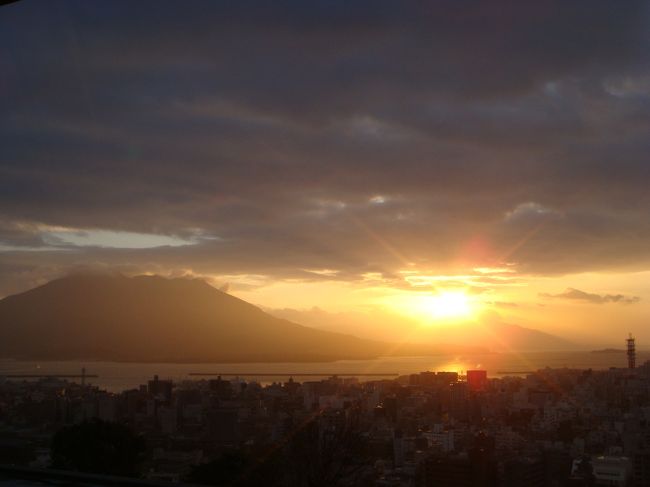 年末にマイル消化で鹿児島に行って来ました。<br /><br />３泊４日で霧島、鹿児島市内、桜島、知覧に行きました。<br /><br />年末少し前だったので、行きも帰りも飛行機はガラガラ。<br />ホテルは鹿児島市内で評判の良い「城山観光ホテル」に３連泊。<br />足は空港からレンタカー。<br /><br />特に計画も無く、のんびりぶらりの鹿児島はじめてたび。<br /><br />