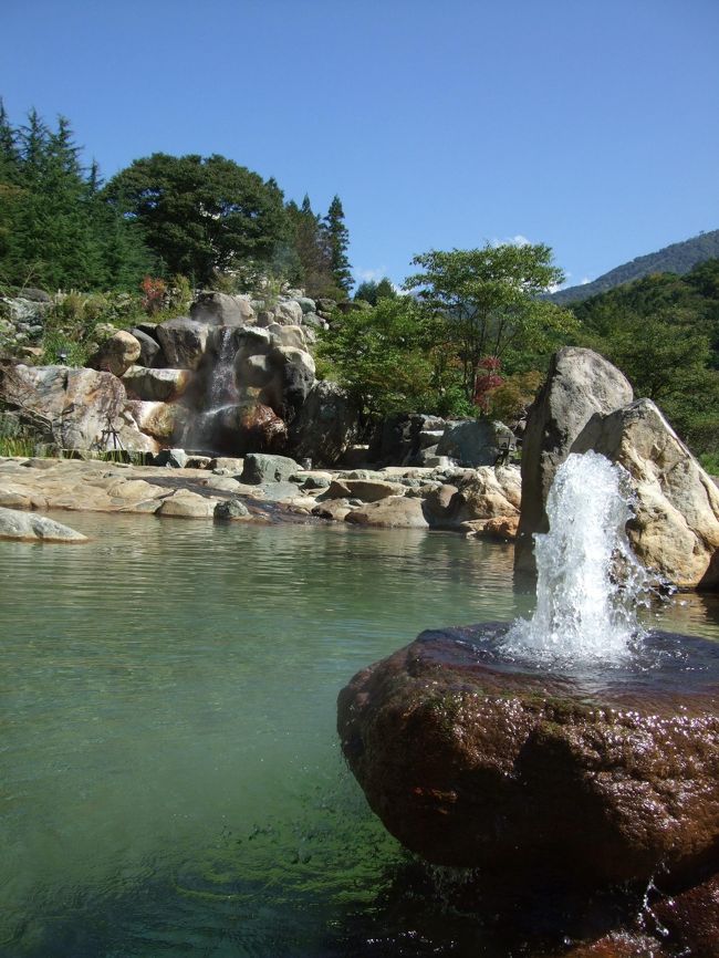 秋の３連休♪<br />「上高地」「白骨温泉」「秘湯の会の宿」<br />をめあてに行って来ました☆<br /><br />前日の槍見館から、近くの有名なお風呂２カ所と、<br />お天気がよかったので、上高地リベンジ☆しました(*^_^*)<br /><br />・新穂高の湯（公共露天風呂）<br />・水明館佳留萱山荘（秘湯の会・日本最大？の露天風呂）<br />・上高地－明神池<br /><br />最終日、全てを悔いなくエンジョイしました♪<br /><br />＊注意：写真はお風呂です(^_^;)