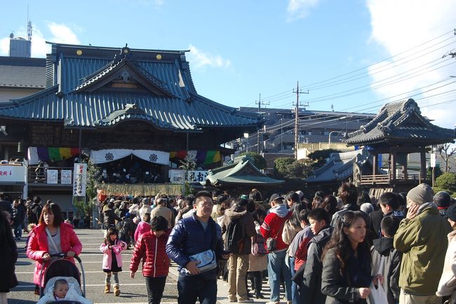 正月元旦、喜多院、慈眼堂、仙波東照宮訪問後に、喜多院からすぐのところにある成田山川越別院を訪問した。　ここにきても初詣の人が多くかなり長い列を作っていたので本堂のお参りをあきらめて、成田山川越別院の境内にある諸堂(亀の池、開山堂、福寿殿等)を訪問した。<br /><br /><br />成田山川越別院について・・・・説明文による<br /><br />成田山本行院の開祖、石川照温上人（一心坊）は、両眼を失明し、前途の希望を失い何度も自殺を試みますが、遂に果たされませんでした。それは神仏が未だ己を見捨て給わぬ為であると信じ、成田山新勝寺にて苦行の末、両眼が見える様になったのであります。そして、不動明王の偉大な御威徳、大慈悲に、一生を明王の為に捧げることを誓います。その後、諸国巡歴の旅の途中、川越通町八幡神社境内に不動堂を建立し、ご本尊は成田山新勝寺の不動尊のご分霊を安置しました。嘉永６年、空堂となっていた久保町（現在の地）に本行院を再興し、前記のご本尊を奉還しました。<br /><br />成田山川越別院は、川越別院成田山本行院と称し、いつの頃からか「久保町のお不動さま」とも呼ばれるようになった本尊は不動明王で、内外の諸難や汚れを焼き払い、人々を守るといわれ、願をかける時などに奉納する絵馬のため、境内には絵馬堂も建立されている。<br />この寺は、江戸時代も末の嘉永六年（1853）、ペリーが黒船を率いて浦賀に来航した年に、下総の国新宿（にいじゅく）（現葛飾区）の石川照温が、寺となっていた本行院を成田山新勝寺の別院として再興したのが始まりと言われている。<br /><br /><br /><br /><br /><br /><br /><br /><br /><br /><br /><br /><br /><br /><br /><br /><br /><br />＊写真は成田山川越別院の初詣の列