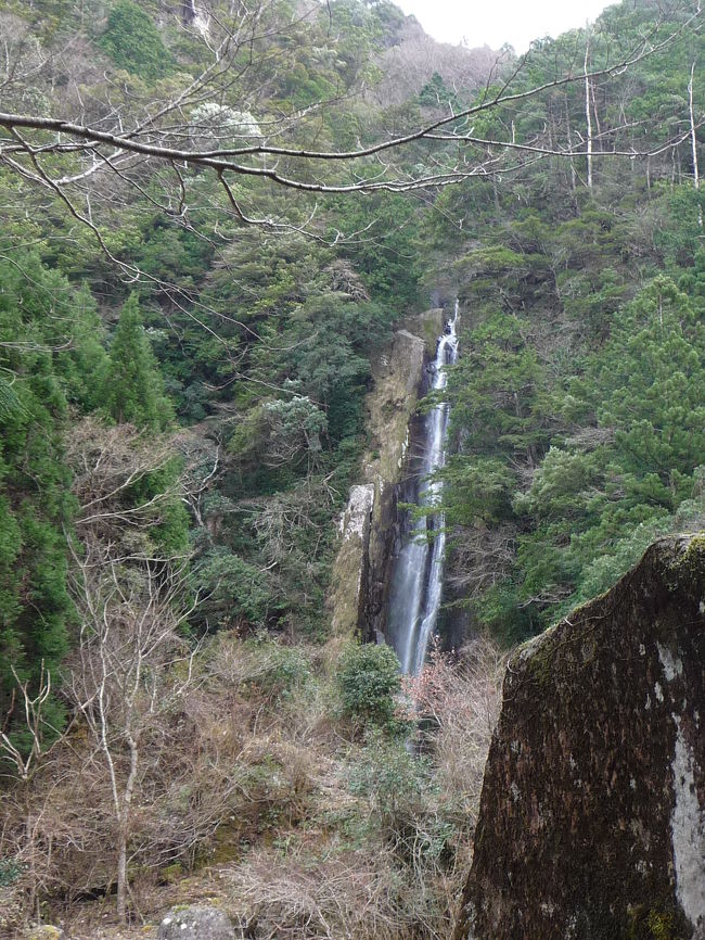 奈良県の山間部から和歌山県に入り、那智の滝方面に向かいます。<br />途中、ちょっと寄り道をして、険しく狭い道路を走って『宝竜滝』を目指します。<br />『宝竜滝』は総落差103ｍもある段瀑で、近くにある日本三大瀑布の「那智の滝（落差133ｍ）」に勝るとも劣らない素晴らしい滝です。<br />また、訪れる人も少なく、この日も素晴らしい滝を独占することができました。<br />観光客がわんさか訪れる「那智の滝」よりもこちらの方が、JOECOOL好みです。<br />