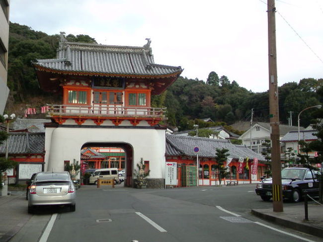 この旅最後の温泉は佐賀県の武雄温泉です。成分総量829mgの単純泉で無色透明ながら少しぬるぬるする気持ちの良いお湯でした。<br />実は私の母方のルーツはこの街です。ひいじいちゃんの出身地なんです。丁稚奉公先の菓子屋を逃げ出して、貨車の連結器に乗って全国を旅歩き、最後は樺太に渡ったという逸話を持つ曾祖父。私の放浪癖はその血を引いているんだ、と思ってます。