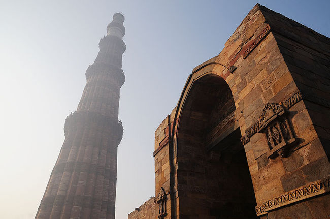 実は・・・は、はじめてなんですインド。<br /><br />あまり旅人から良い噂をきかないインド。おひとよしの私はちょっと避けてきた。<br />でも、どーーーしても行きたい荒野があって。。。<br />ついにインドに旅立った。<br /><br />そして、おおらかに旅をすると、インドはとっても楽しい国だった。最高！！！<br /><br />夜、デリーについて翌朝。<br />午後１時のフライトまでの時間つぶしに、世界遺産を見にでかけた。<br /><br />なんだか、インド。<br />やっぱすごいのだ。