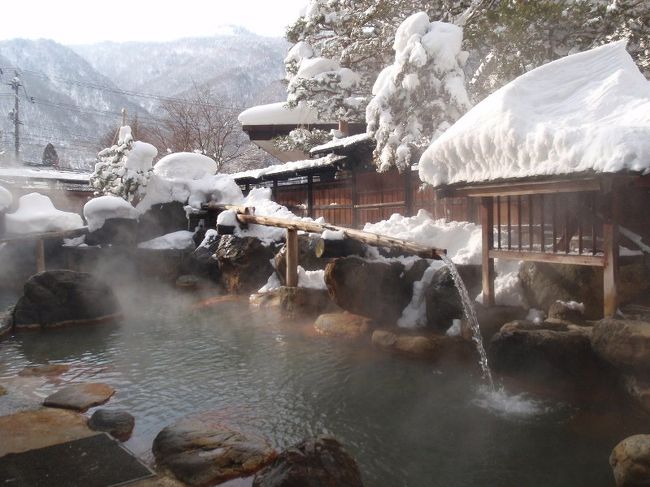 　昨年の白骨温泉で、すっかり雪見温泉の虜になり、今年も奥飛騨温泉郷へ行ってきました。<br /><br />　今年の年末年始は１１連休だったのですが、妻が仕事でどこへも行けないとあきらめていました。ところが、直前になって１月４日・５日が連休だと気づき、宿泊の２日前に慌てて予約を取りました。平日ということもあって、空室のある旅館が多かったですが、露天風呂付きの部屋がお値打ちで、口コミの評判が良かった、新平湯温泉の「旅館紅葉」に宿泊しました。<br /><br />＜行程＞<br />　１日目：自宅→つづみそば(昼食)→平湯館→新平湯温泉(泊)<br />　２日目：ひがくの湯→道の駅「奥飛騨温泉郷上宝」→道の駅「風穴の里」(昼食)→土岐プレミアムアウトレット→自宅