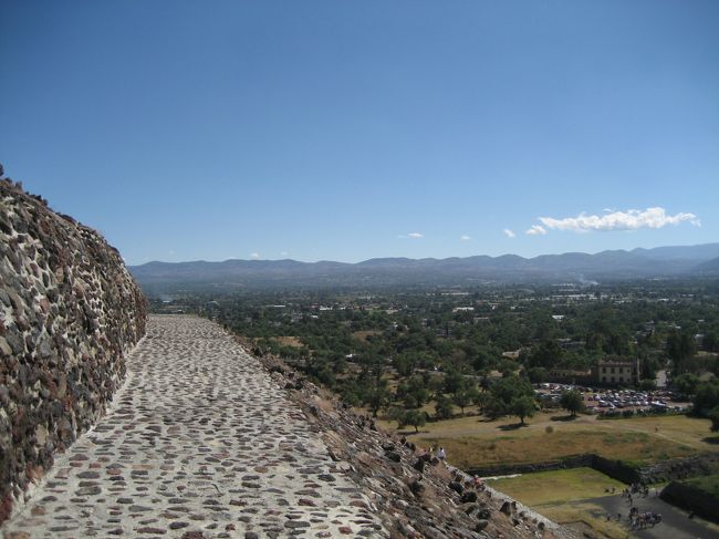 夫とメキシコで合流した翌日、シティ滞在中のメインイベント、<br />ラテンアメリカ最大の都市遺跡・テオティワカンへ行ってきました。<br /><br />♪09&#39;-10&#39;メキシコの旅・スケジュール♪<br /><br />12/24　出国・メキシコシティ着（シティ泊）<br />12/25　シティ→タスコ（タスコ泊）　http://4travel.jp/travelogue/10416070<br />12/26　タスコ→シティ（シティ泊）　http://4travel.jp/travelogue/10416073<br />12/27　テオティワカン（シティ泊）　http://4travel.jp/travelogue/10417123<br />12/28　シティ→メリダ（メリダ泊）　http://4travel.jp/travelogue/10418082<br />12/29　チチェン・イツァ（メリダ泊）　http://4travel.jp/travelogue/10419290<br />12/30　クサマからのセノーテめぐり（メリダ泊）　http://4travel.jp/travelogue/10419404<br />12/31　メリダ→カンクン（カンクン泊）<br />1/1　　イスラ・ムヘーレス（カンクン泊）　http://4travel.jp/travelogue/10420415<br />1/2　　カンクン（カンクン泊）　http://4travel.jp/travelogue/10420414<br />1/3　　帰国の途へ<br />1/4　　日本着<br /><br />