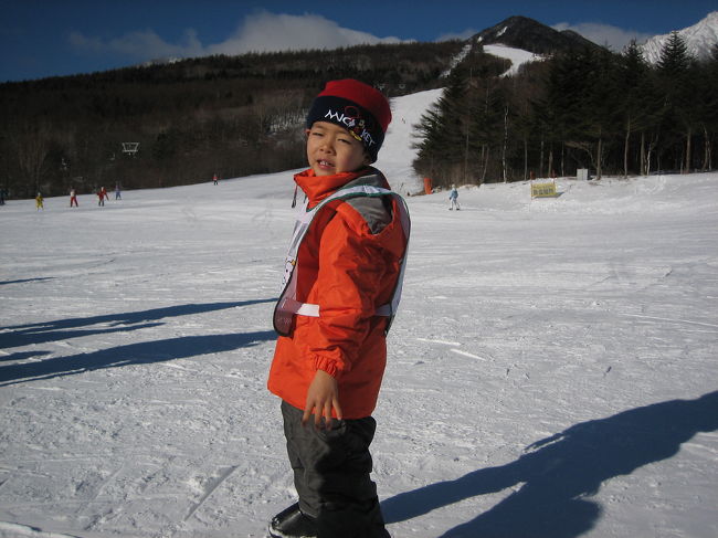 去年は雪遊びに終わったスキー場。今年はスキーさせますよ。スキー教室に行って来い！と有無を言わせず怪獣さんを先生に預け、親は親で滑りました。怪獣さん、板もストックも靴も初めてだけど装着した５分後には親から離れわけも分からず準備体操の輪に加わっていました。さてさて怪獣さん、どこまで滑れるようになるでしょうか。
