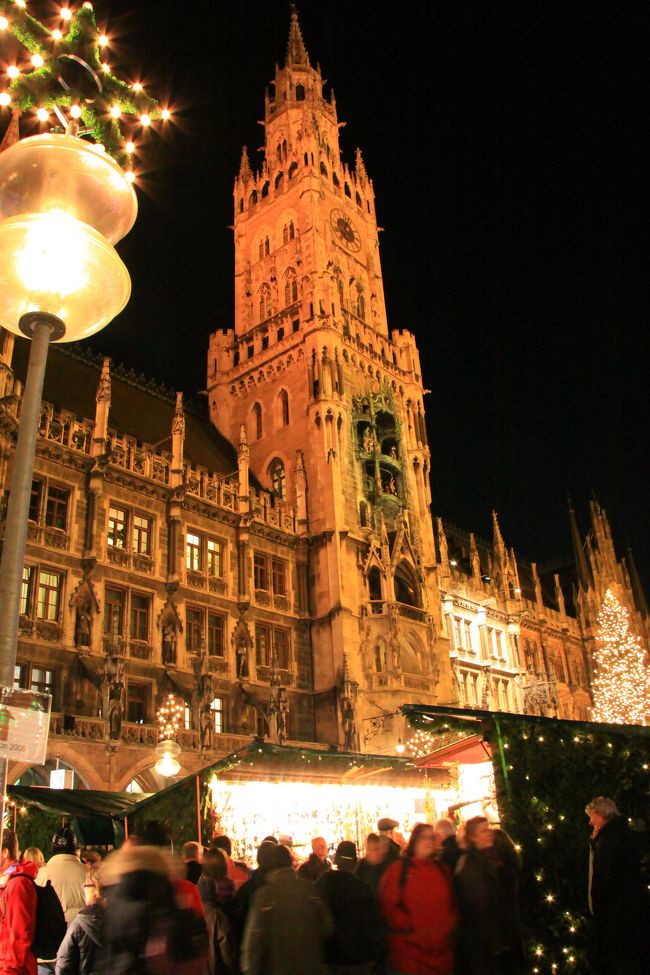 南国が大好きな私ですが････２００９年の旅の締めにドイツへ行ってきました！！<br /><br />お目当ては各地で行われているクリスマスマーケットを巡る事。<br /><br />ヨーロッパへは４年ぶり、ドイツのクリスマスマーケットを見に行くのは６年ぶりです。<br /><br />クリスマスの時期はただでさえわくわくするけど････ドイツのクリスマスは一段とわくわく度が上がりま～す。<br /><br />今回のドイツは行きたい所をチョイスしていった結果、南を責める事になりました。<br /><br />レンタカーでアウトバーンを爆走して、全１５００ｋｍ程の移動となりました。<br /><br />久々のドイツ楽しかったぁ！！<br /><br />前半の旅行記では１日目～３日目をご紹介しまーす！！<br /><br />１日目　フランクフルト着→ニュルンベルグ泊<br />２日目　ミュンヘン泊<br />３日目　フュッセン泊<br />４日目　ローテンブルク泊<br />５日目　ニュルブルックリング泊<br />６日目　フランクフルト発