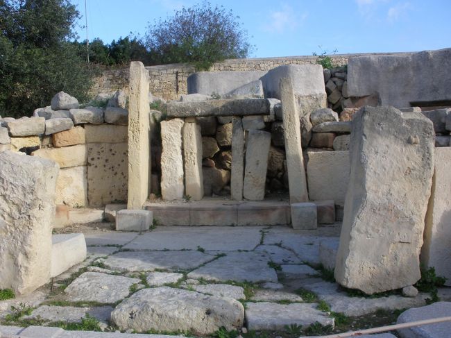 スリーマを出発してヴァレッタでバスを乗り換え、タルシーンの町へ向かい、<br />町から少し歩いた所にあるタルシーン神殿を見てきました。<br /><br />タルシーン神殿は、紀元前3000〜2500年に建設され、3つの神殿がクローバーの葉状に半円を重ねたように続く巨石神殿です。<br />1914年から発掘されるのですが、それまでは地中に埋もれていたため、保存状態はよいとのことです。<br />