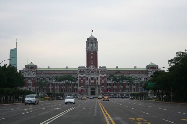 1919年に完成した、赤レンガ、白い壁、アーチ型門、ギリシアの古典様式の柱を持つ建物。日本統治時代の台湾総督府として建設され、現在は中華民国総統府として使用されています。<br /><br />平日の9時から12時までガイド付きで１階部分を見学することができます（要パスポート）。中では台湾の歴史、総統府の建築の歴史、総督と総統の歴史などが展示されています。